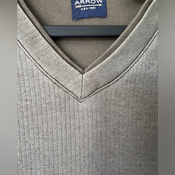 ARROW- V-Neck T-shirt. - Picture 4 of 5